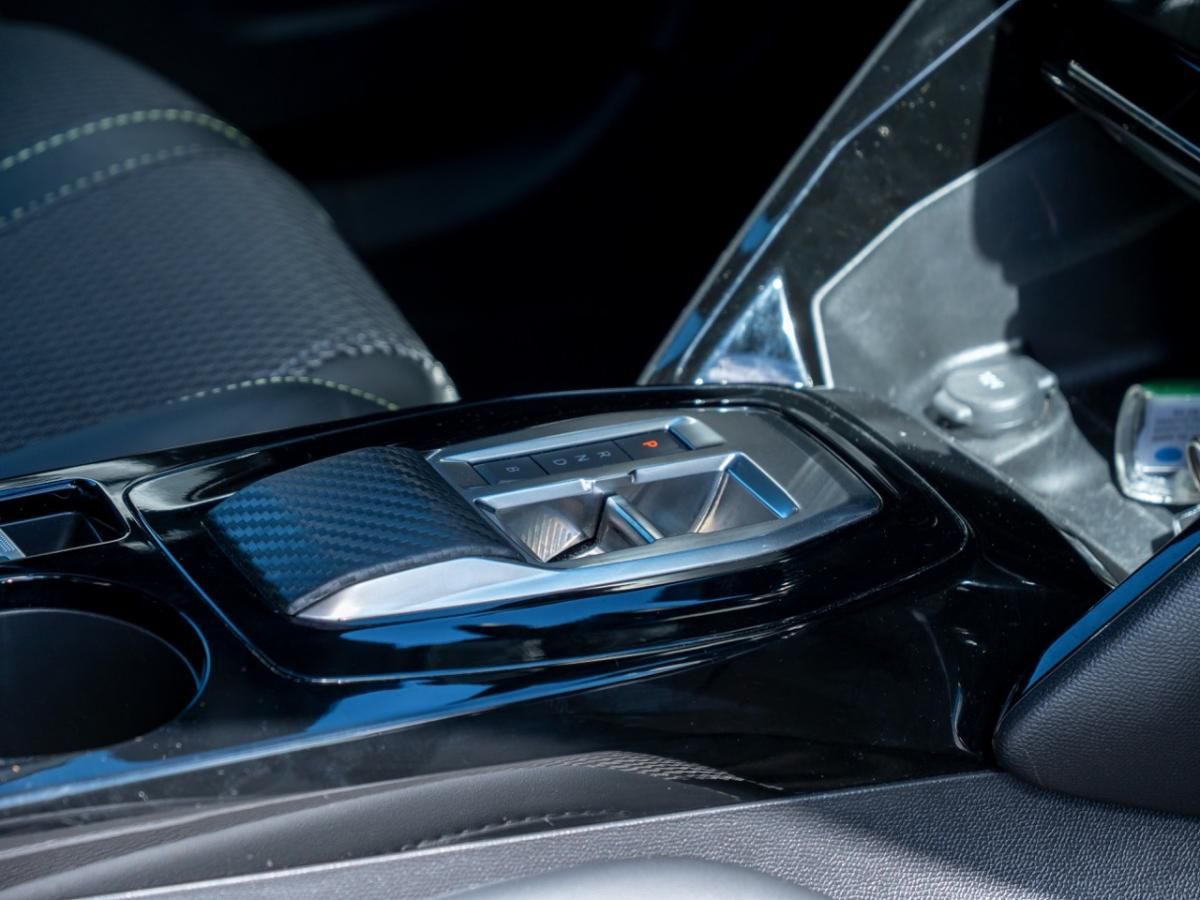 peugeot-e-2008-2025-eletrico-0cc