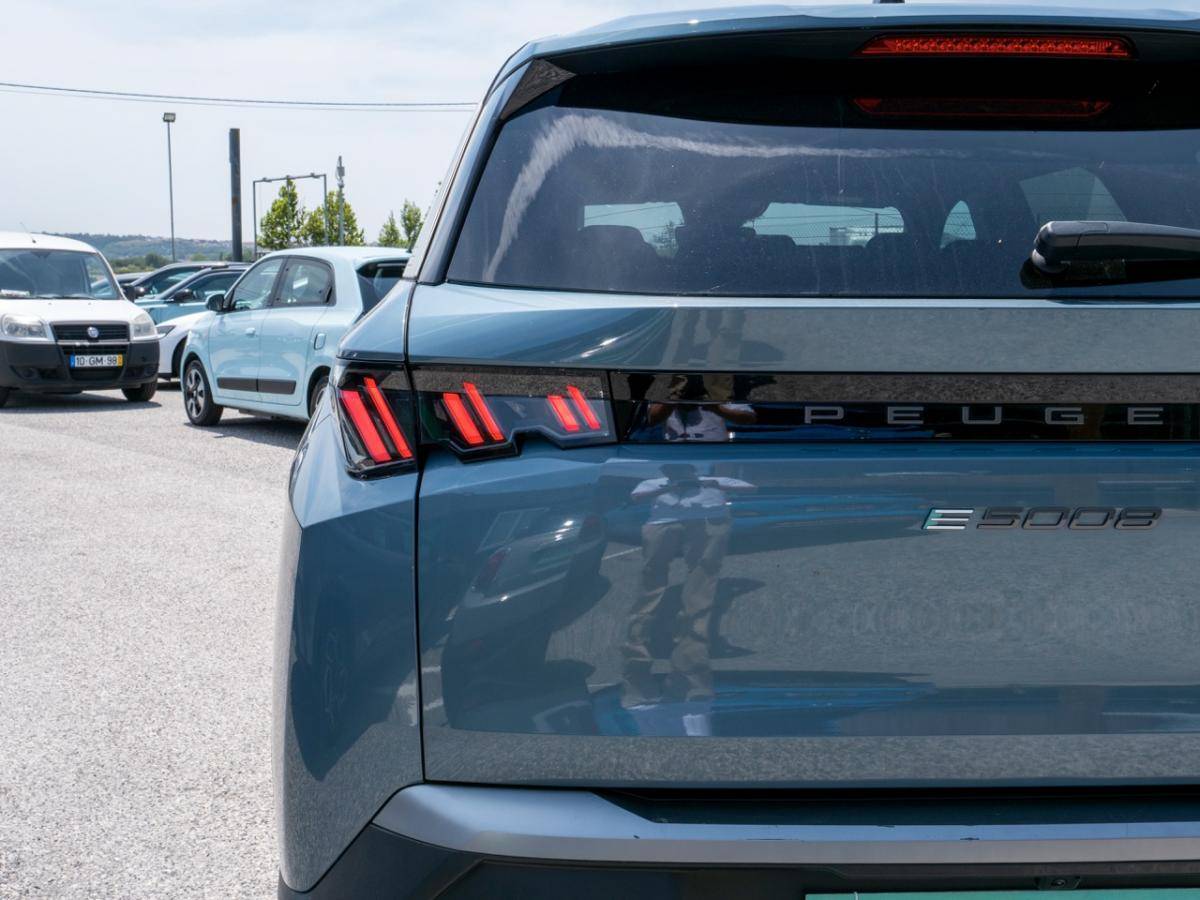 peugeot-e-2008-2025-eletrico-0cc