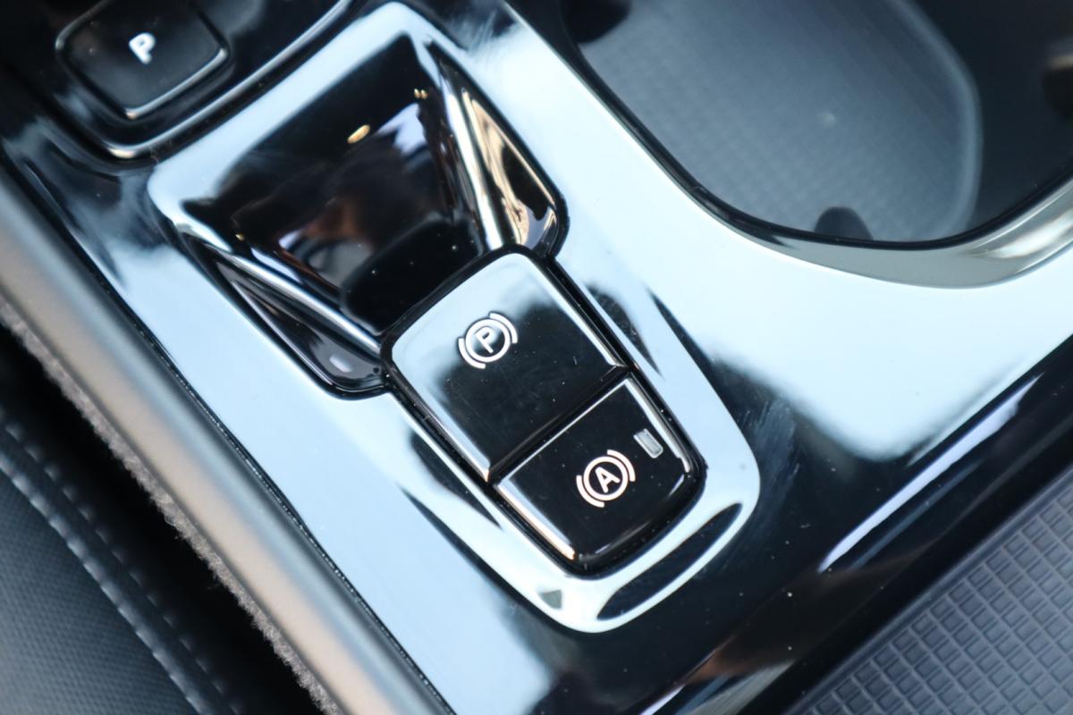 volvo-xc40-2023-hibrido-1477cc