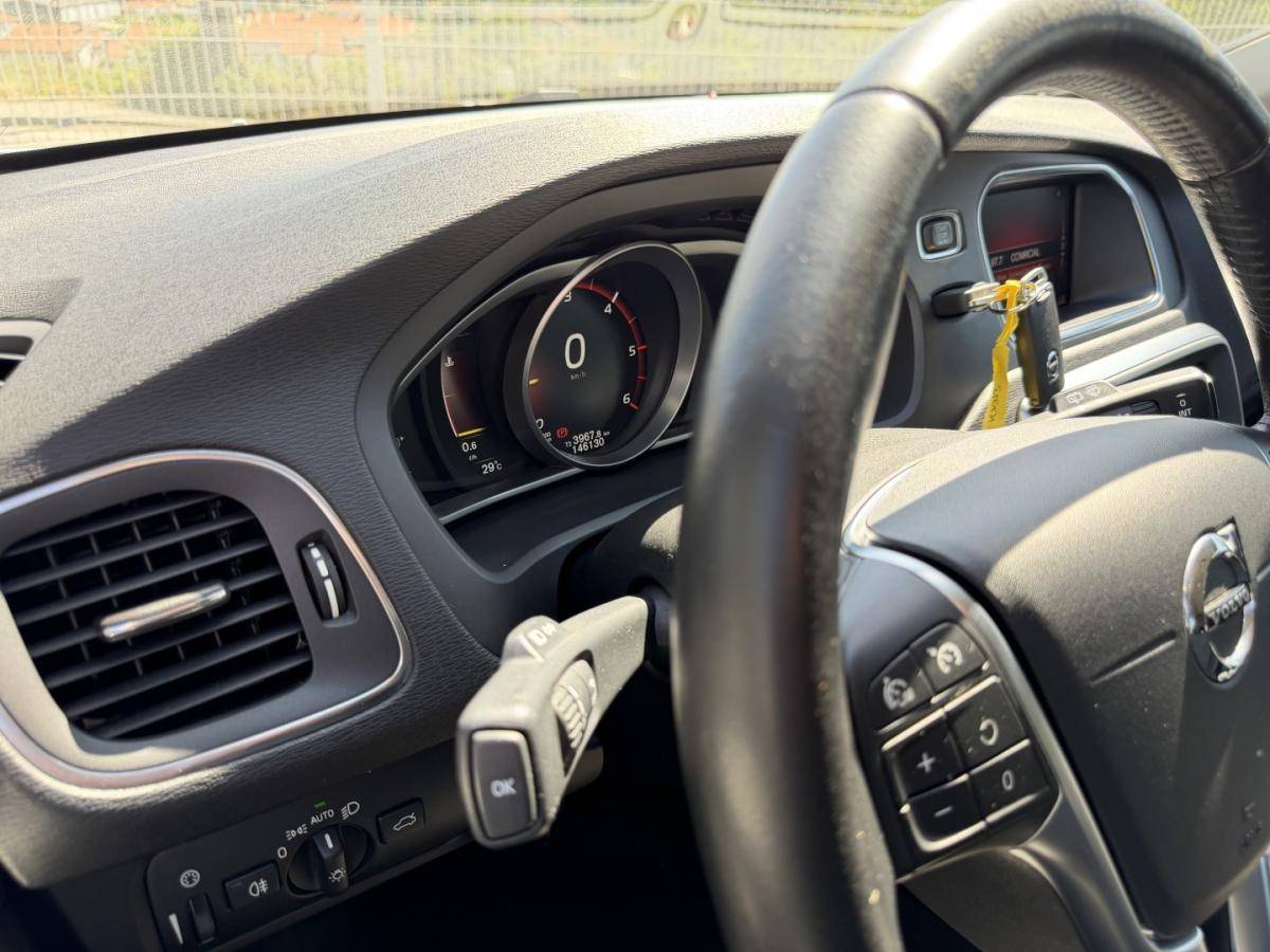 volvo-v40-cross-country-2017-diesel-1969cc