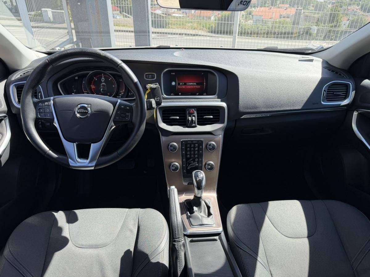 volvo-v40-cross-country-2017-diesel-1969cc