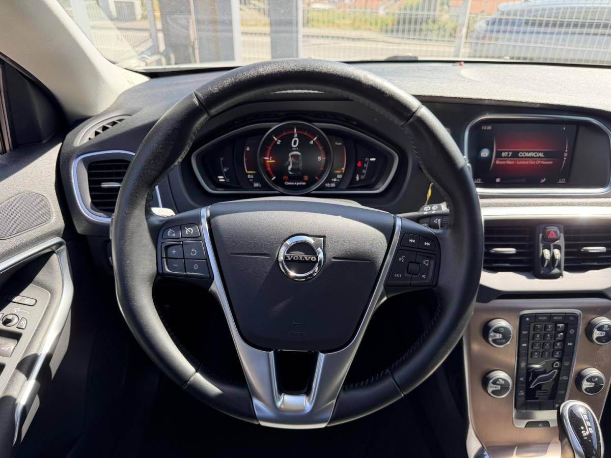 volvo-v40-cross-country-2017-diesel-1969cc