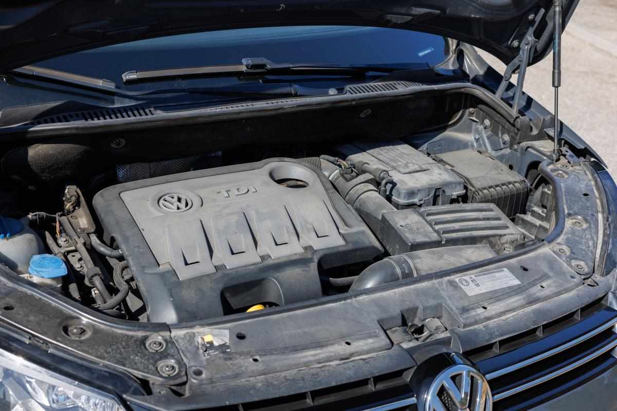 volkswagen-touran-2-0-tdi-2015-diesel-1968cc