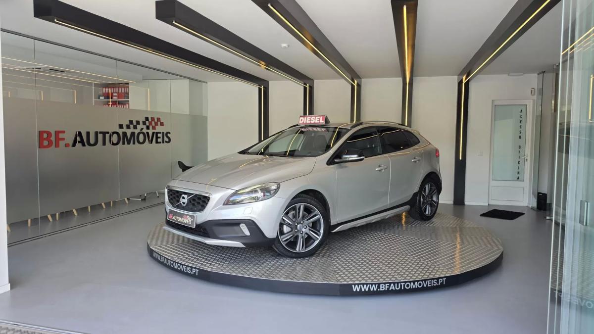 volvo-v40-cross-country-2013-diesel-1560cc