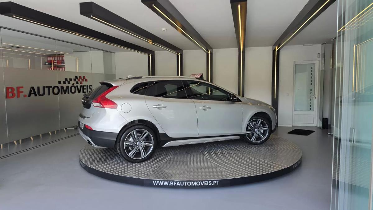 volvo-v40-cross-country-2013-diesel-1560cc