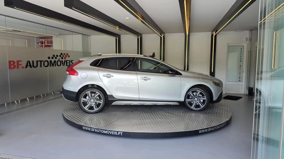 volvo-v40-cross-country-2013-diesel-1560cc
