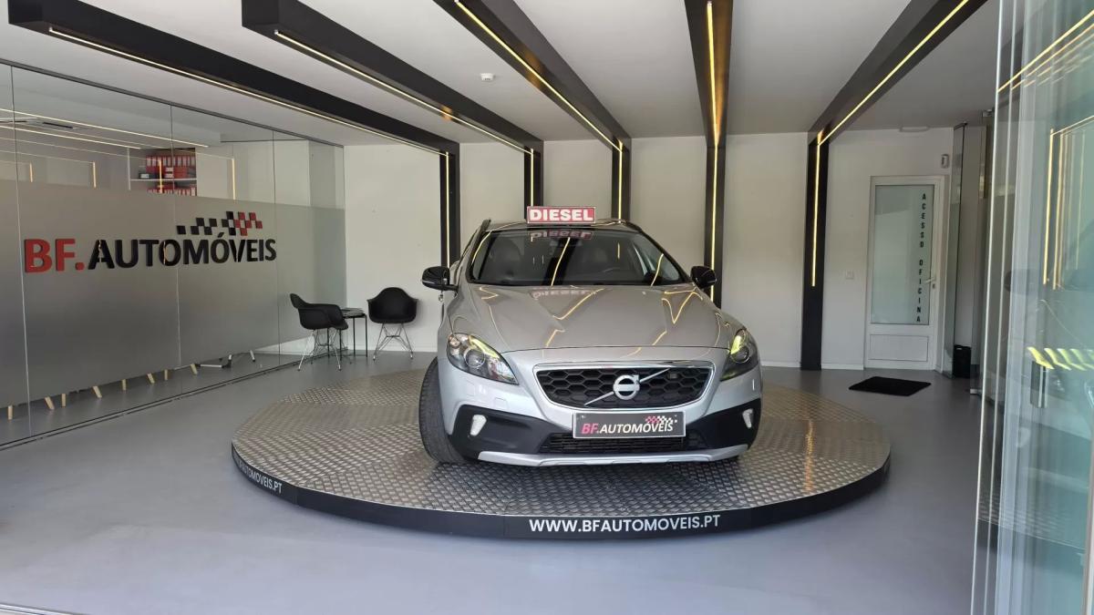 volvo-v40-cross-country-2013-diesel-1560cc