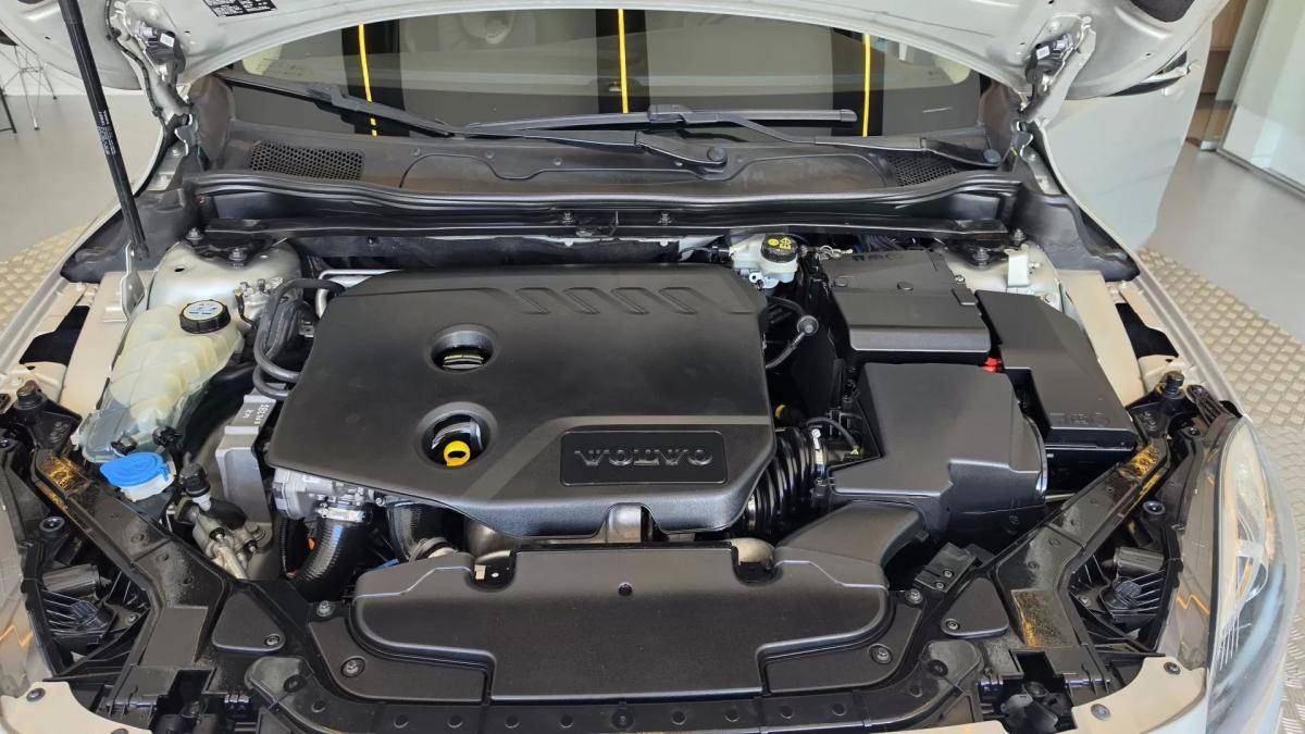 volvo-v40-cross-country-2013-diesel-1560cc