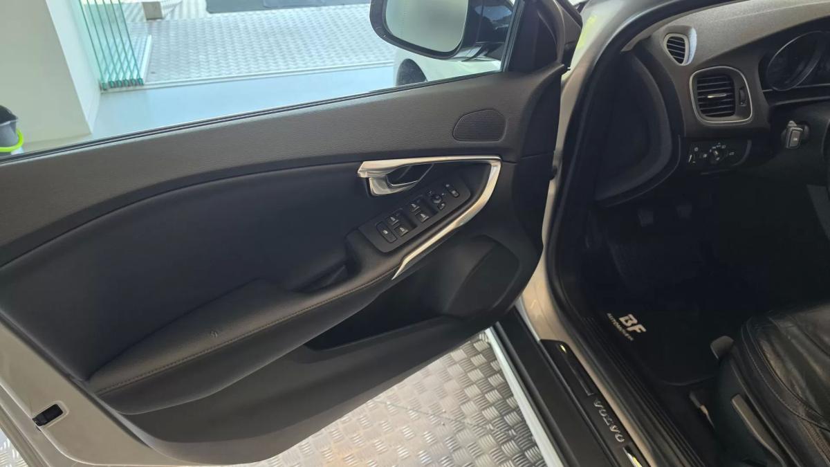 volvo-v40-cross-country-2013-diesel-1560cc