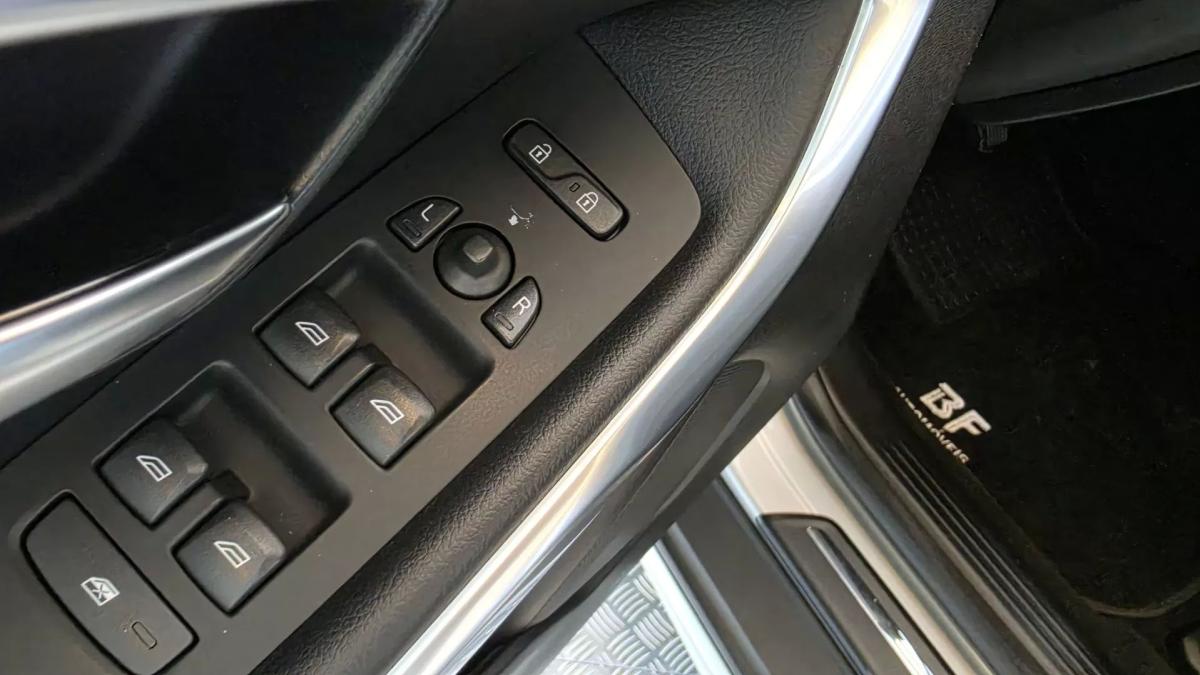 volvo-v40-cross-country-2013-diesel-1560cc