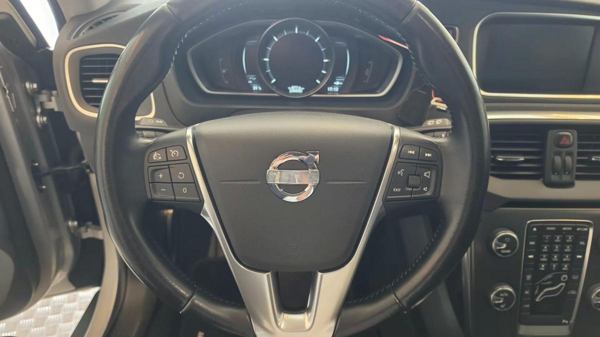 volvo-v40-cross-country-2013-diesel-1560cc