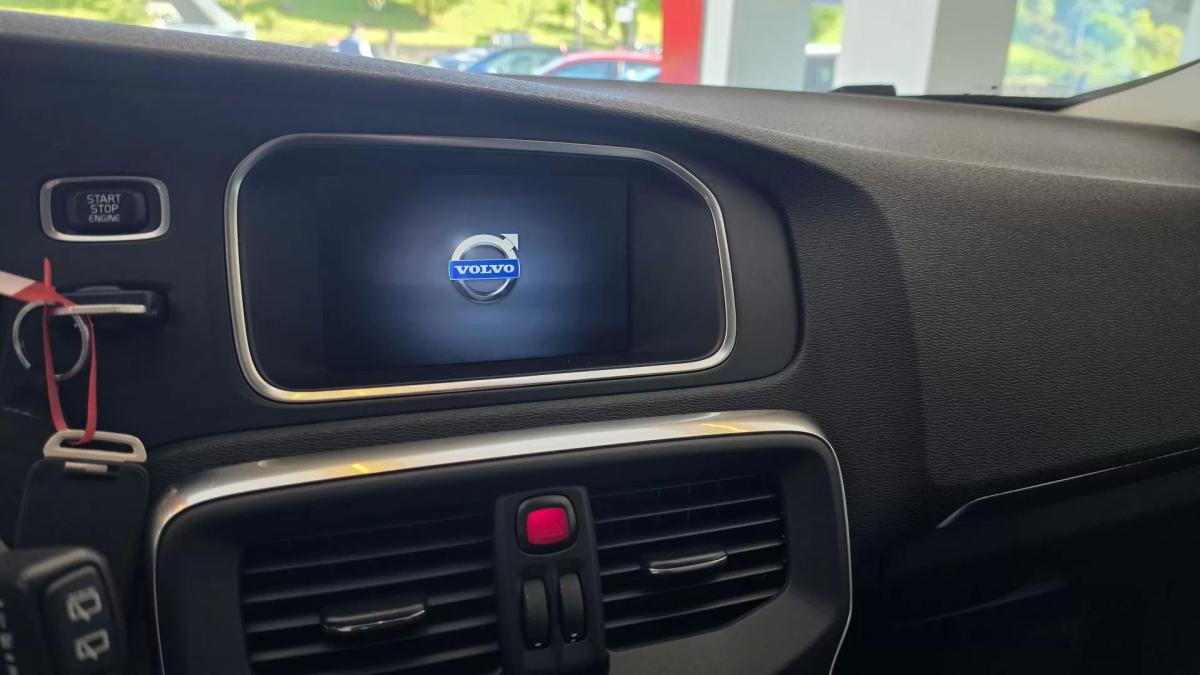 volvo-v40-cross-country-2013-diesel-1560cc