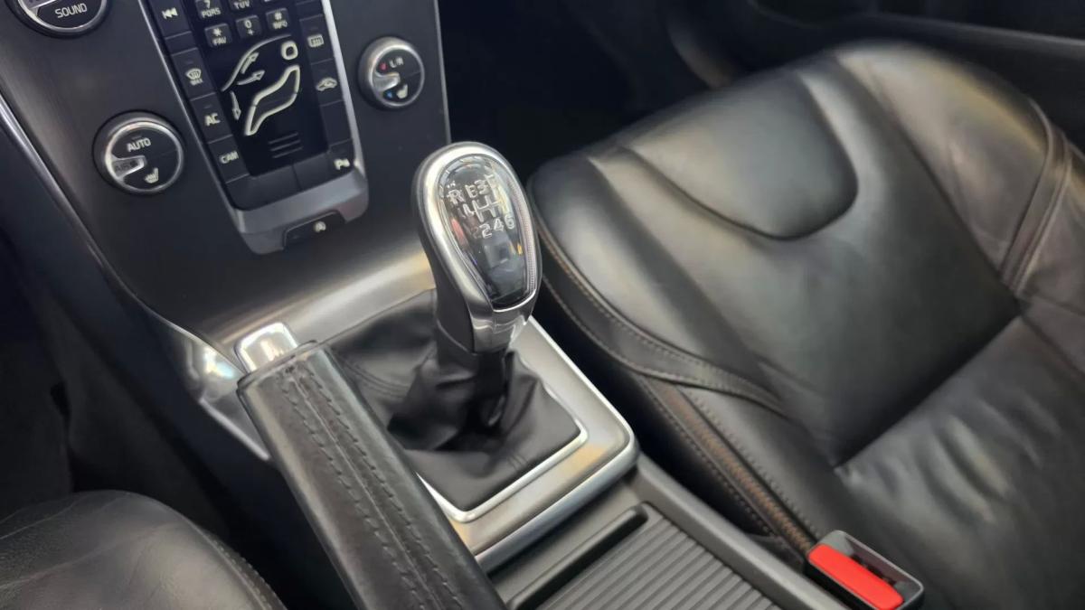 volvo-v40-cross-country-2013-diesel-1560cc