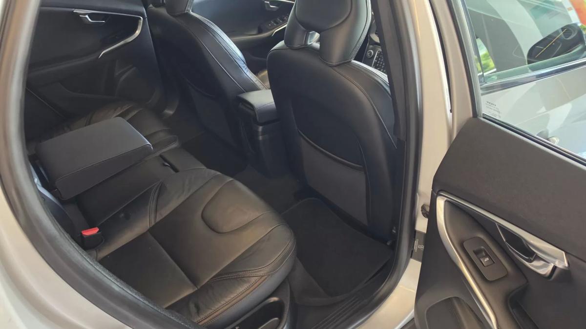 volvo-v40-cross-country-2013-diesel-1560cc