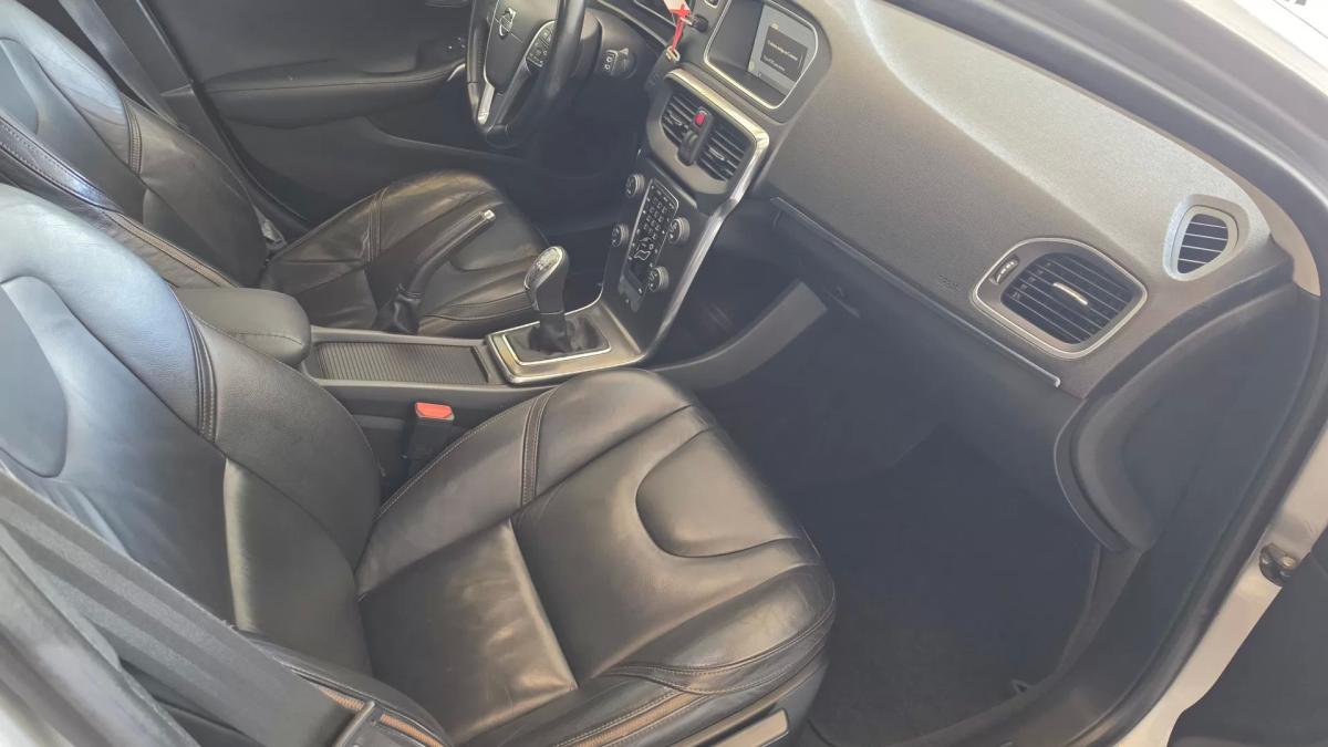 volvo-v40-cross-country-2013-diesel-1560cc