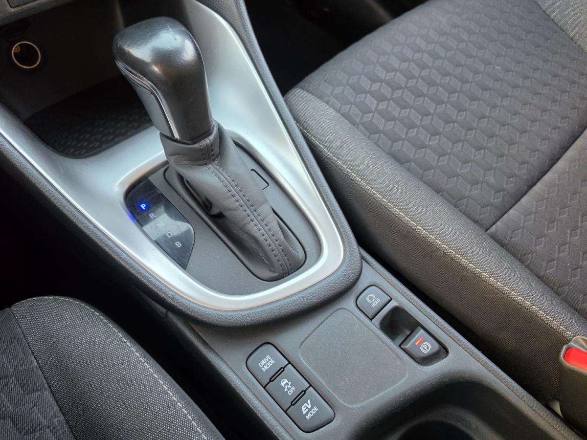 toyota-yaris-2023-hibrido-1490cc
