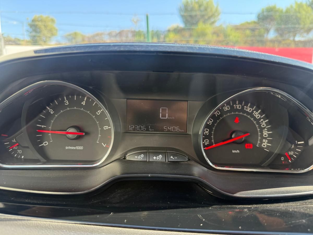 peugeot-208-2015-gasolina-1199cc