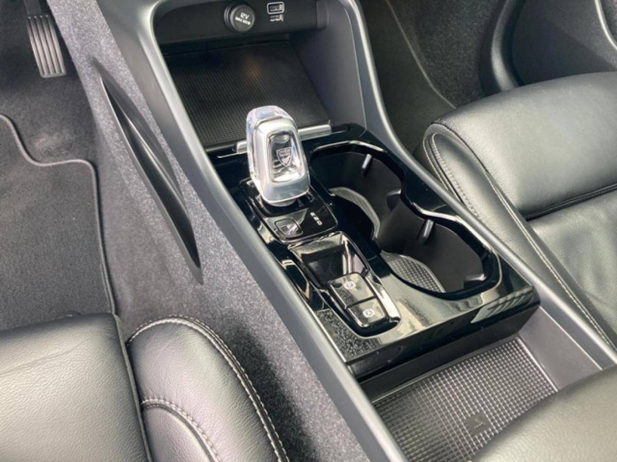 volvo-xc40-2022-hibrido-a-gasolina-1477cc