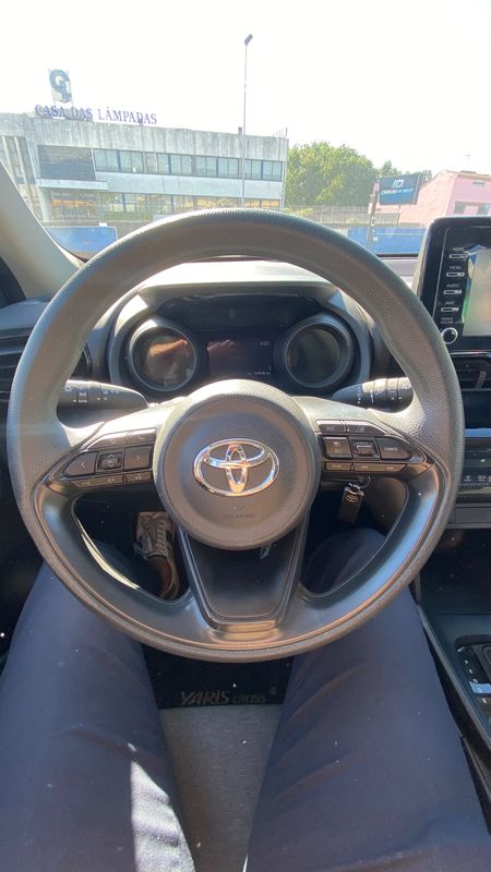 toyota-yaris-2022-hibrido-a-gasolina-1490cc
