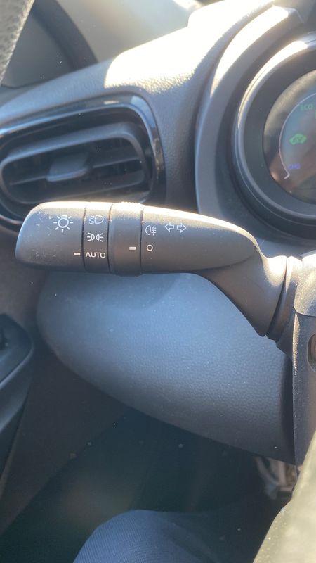 toyota-yaris-2022-hibrido-a-gasolina-1490cc