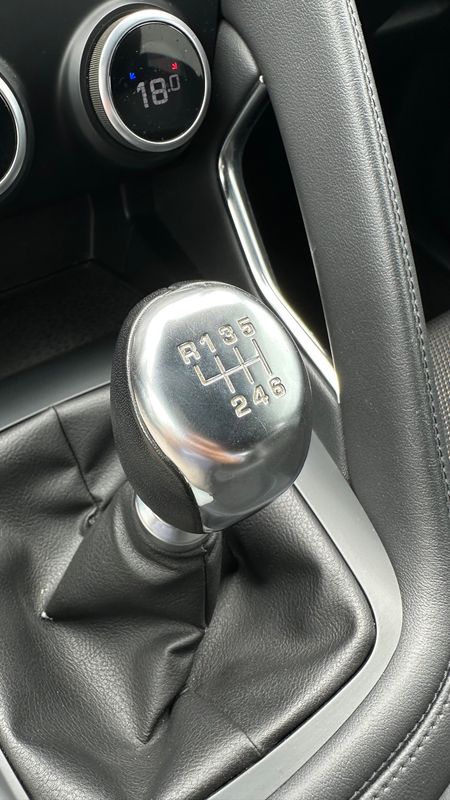 jaguar-e-pace-2018-diesel-1999cc