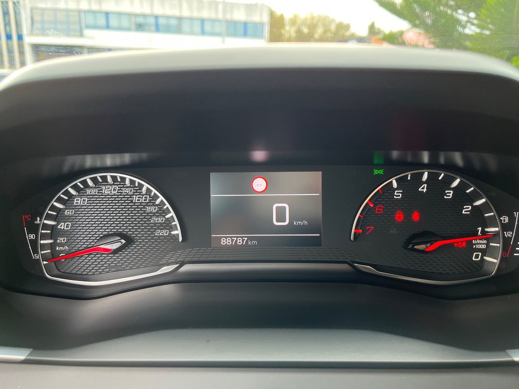 peugeot-2008-2021-diesel-1499cc