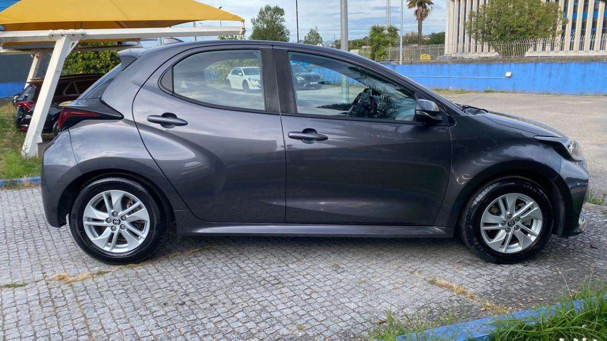 toyota-yaris-2022-hibrido-a-gasolina-1490cc