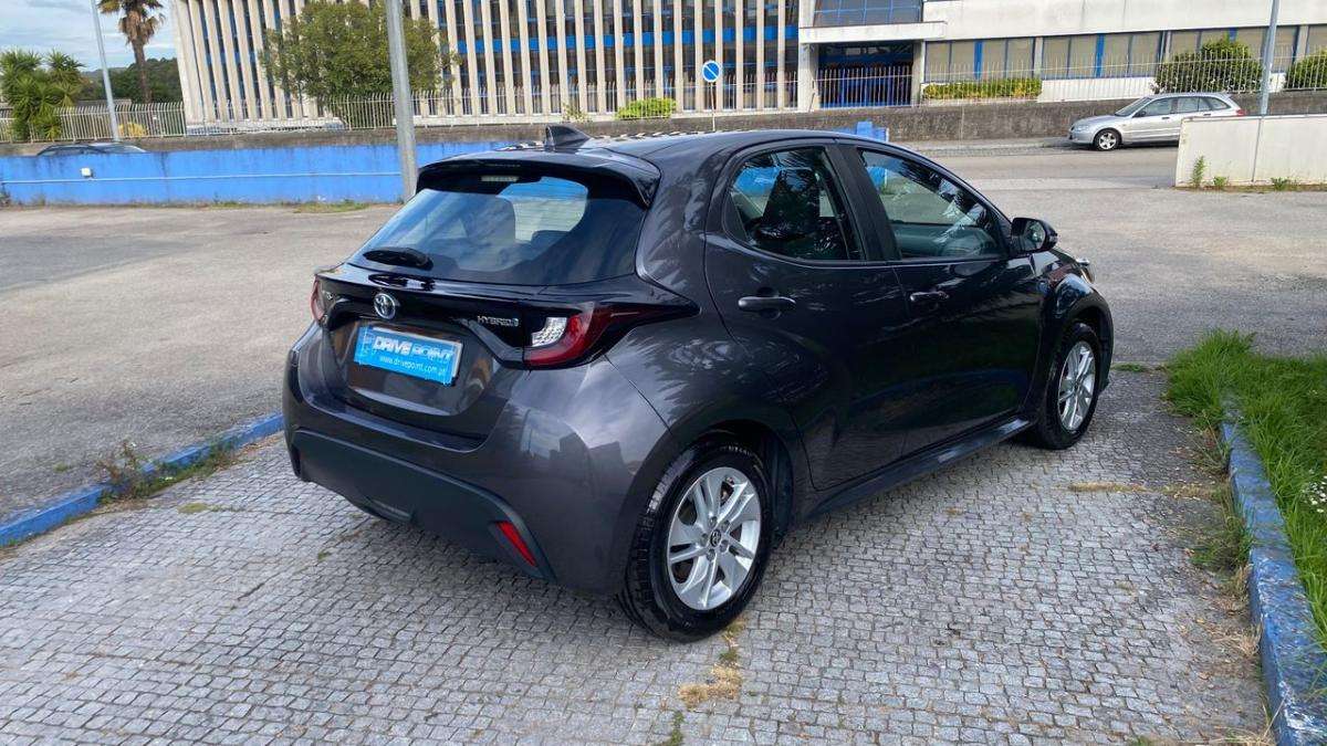 toyota-yaris-2022-hibrido-a-gasolina-1490cc