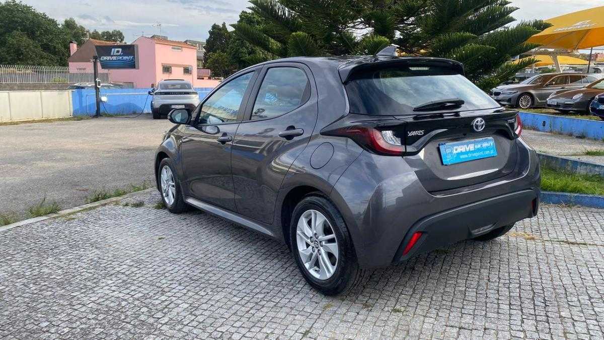 toyota-yaris-2022-hibrido-a-gasolina-1490cc