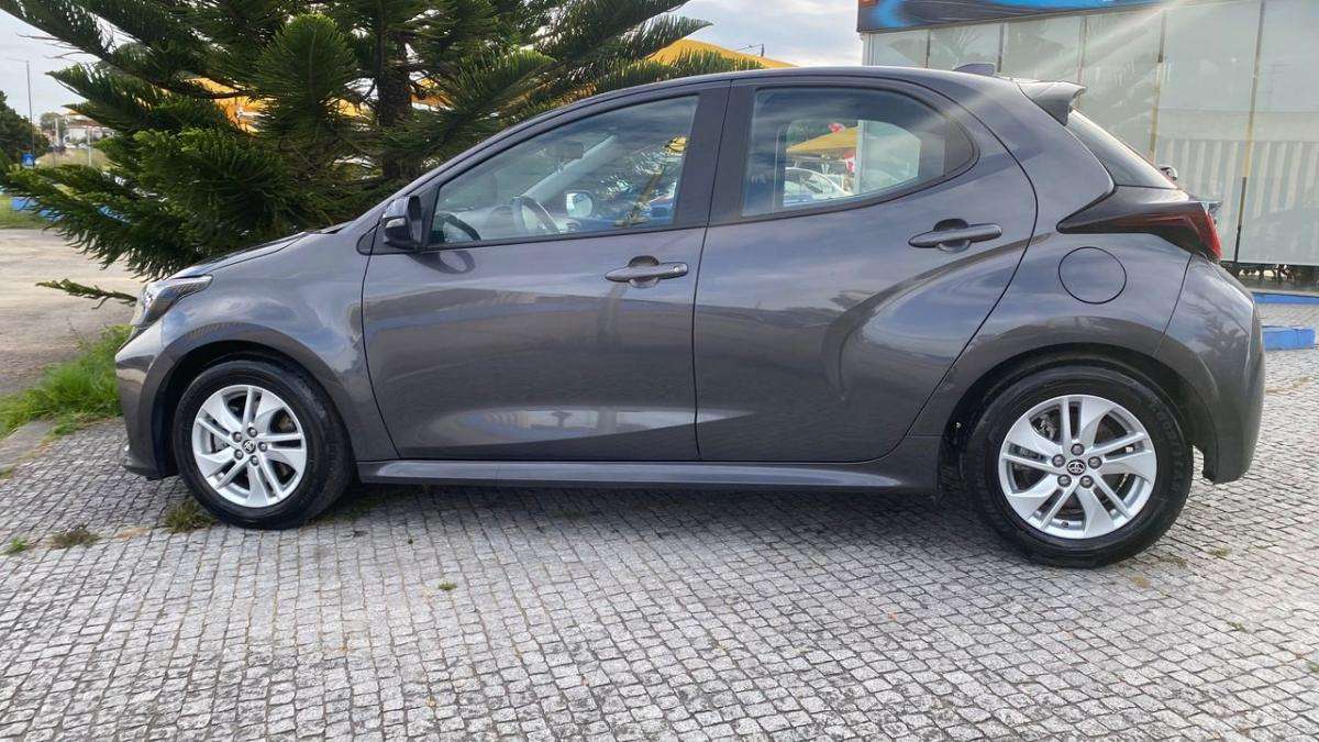 toyota-yaris-2022-hibrido-a-gasolina-1490cc