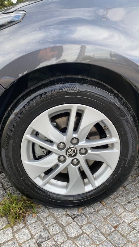 toyota-yaris-2022-hibrido-a-gasolina-1490cc