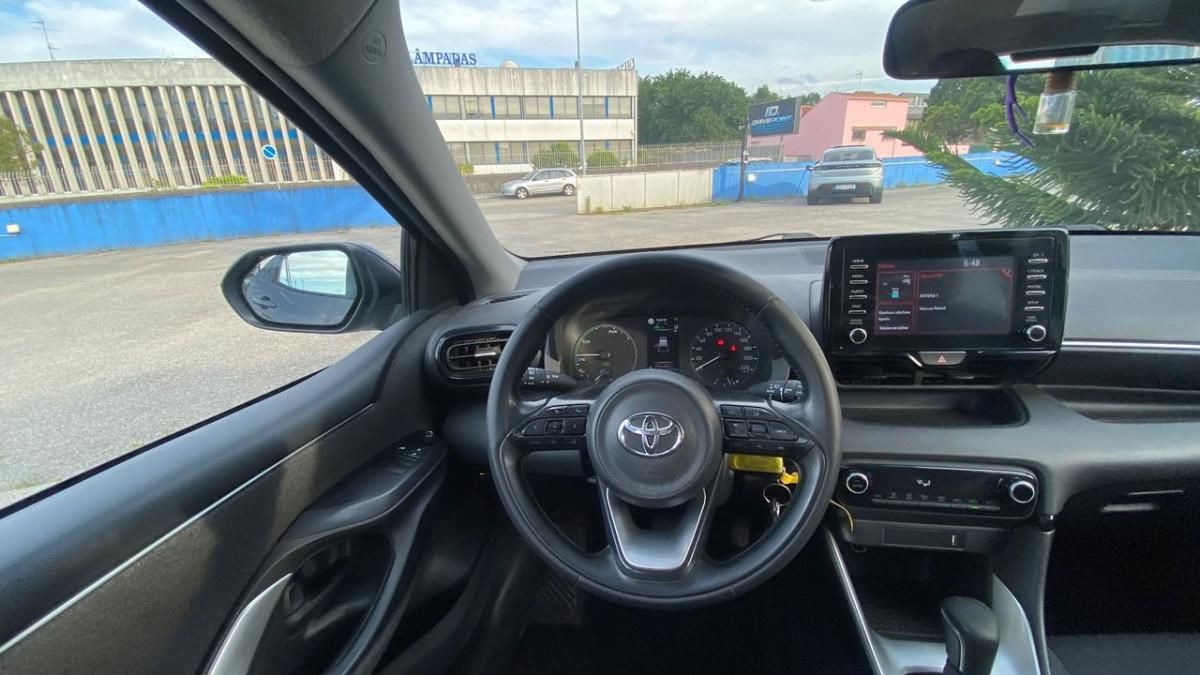 toyota-yaris-2022-hibrido-a-gasolina-1490cc