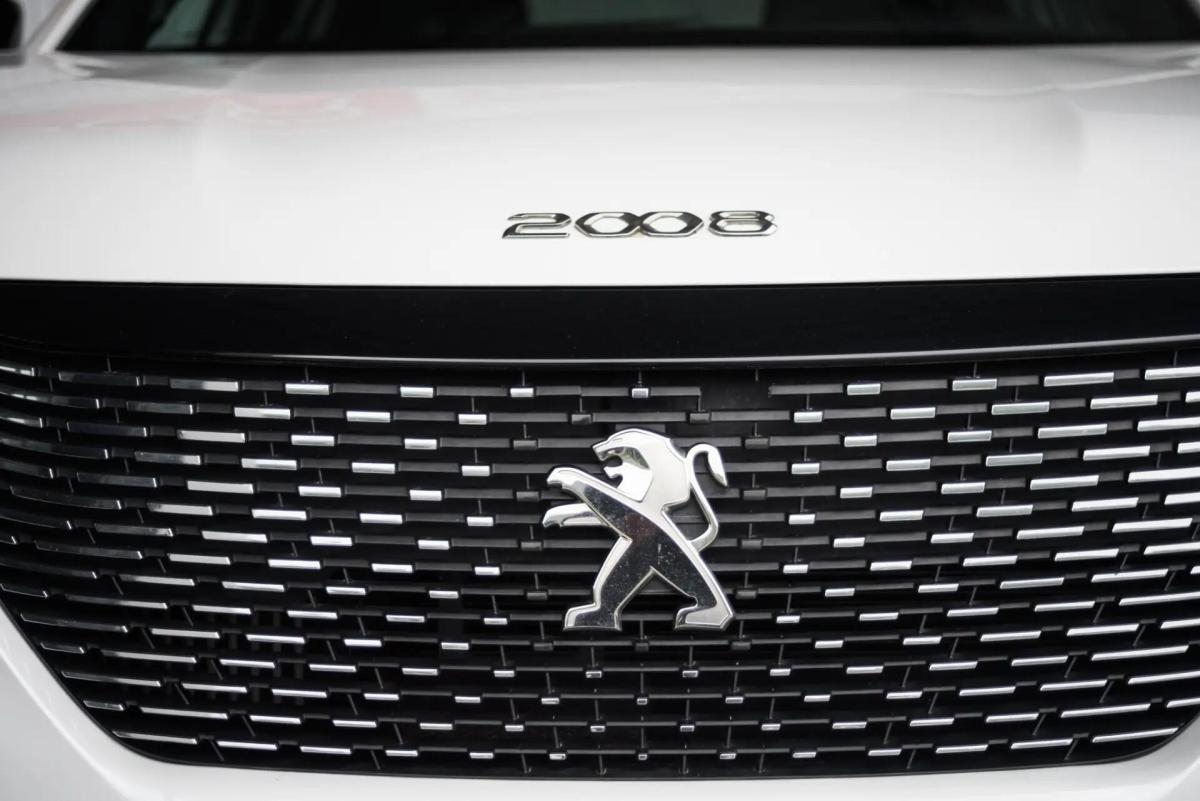 peugeot-2008-2023-gasolina-1199cc