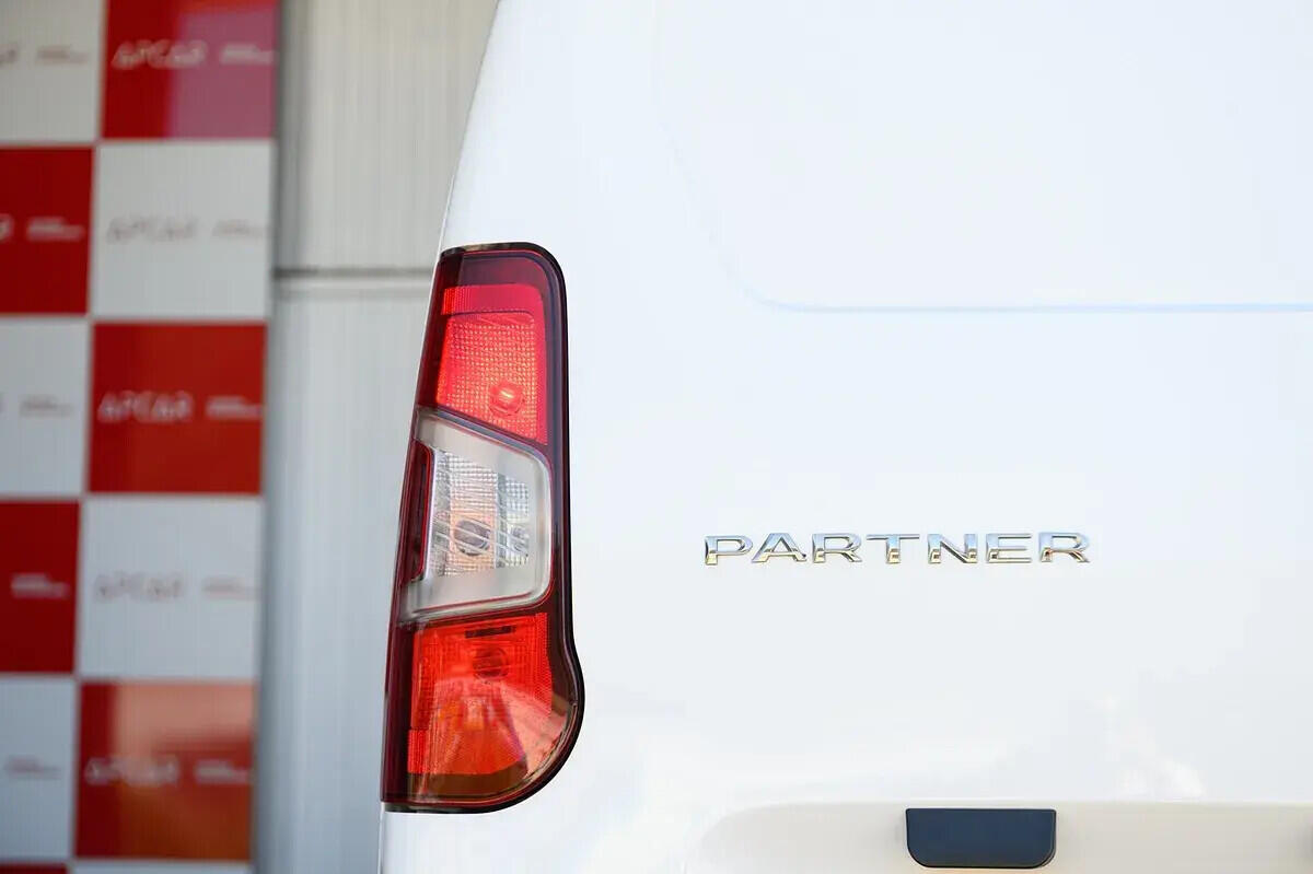 peugeot-partner-2023-diesel-1499cc