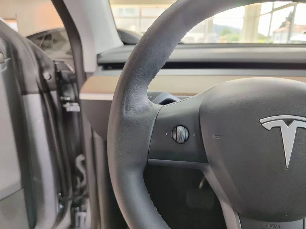 tesla-model-y-2023-eletrico-200cc