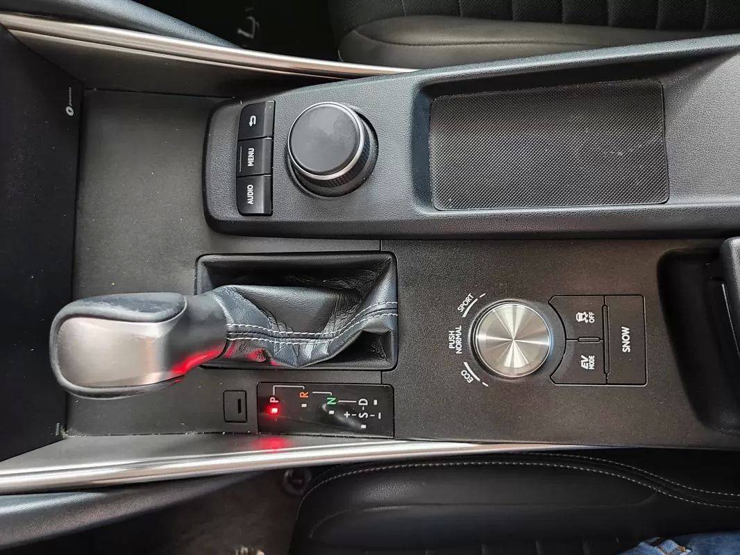 lexus-is-2017-hibrido-a-gasolina-2494cc