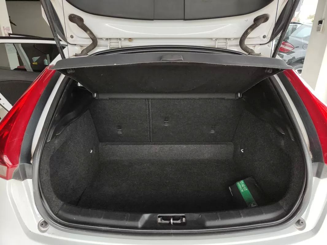 volvo-v40-2013-diesel-1560cc