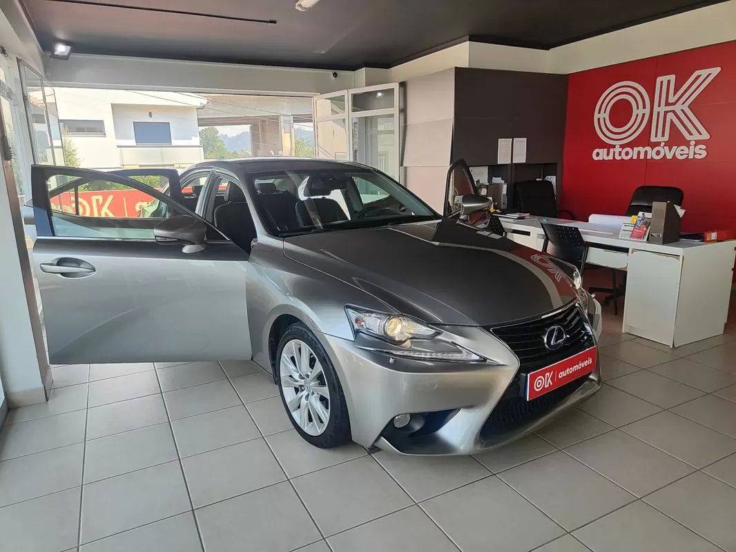 lexus-is-2013-hibrido-a-gasolina-2494cc