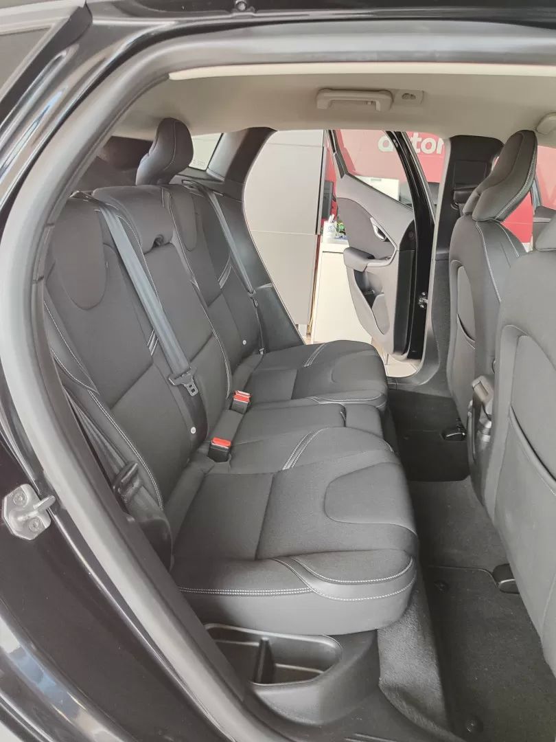 volvo-v40-cross-country-2014-diesel-1560cc
