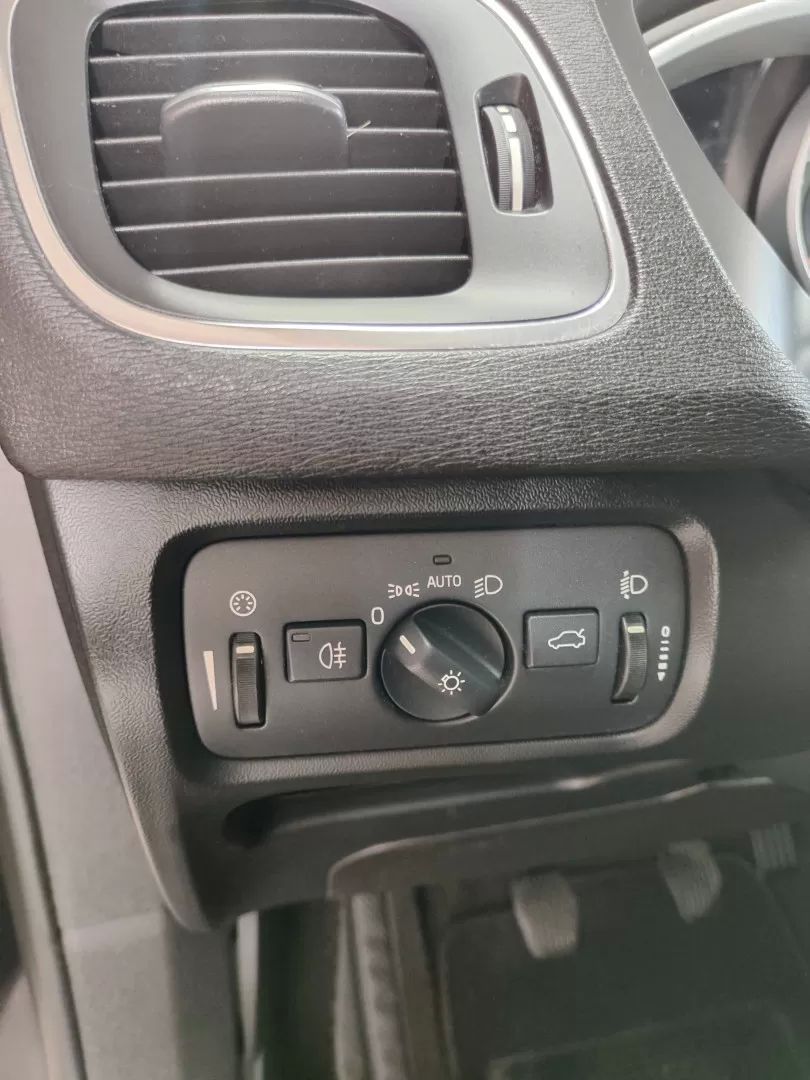 volvo-v40-cross-country-2014-diesel-1560cc