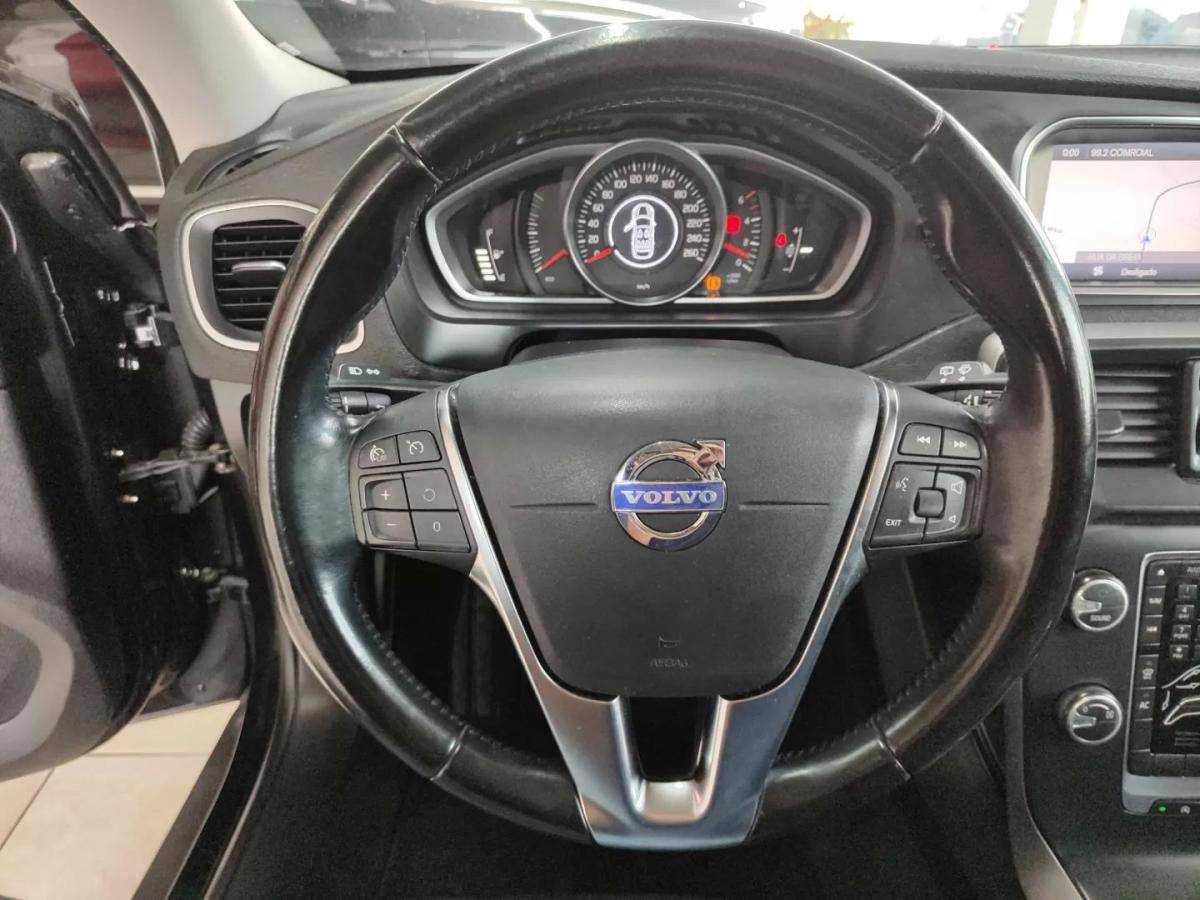 volvo-v40-cross-country-2014-diesel-1560cc
