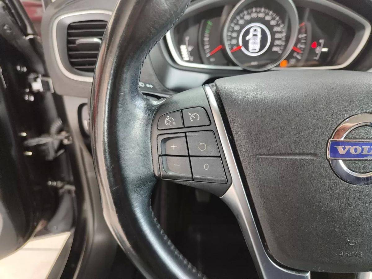 volvo-v40-cross-country-2014-diesel-1560cc