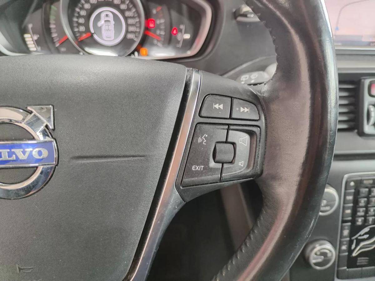 volvo-v40-cross-country-2014-diesel-1560cc