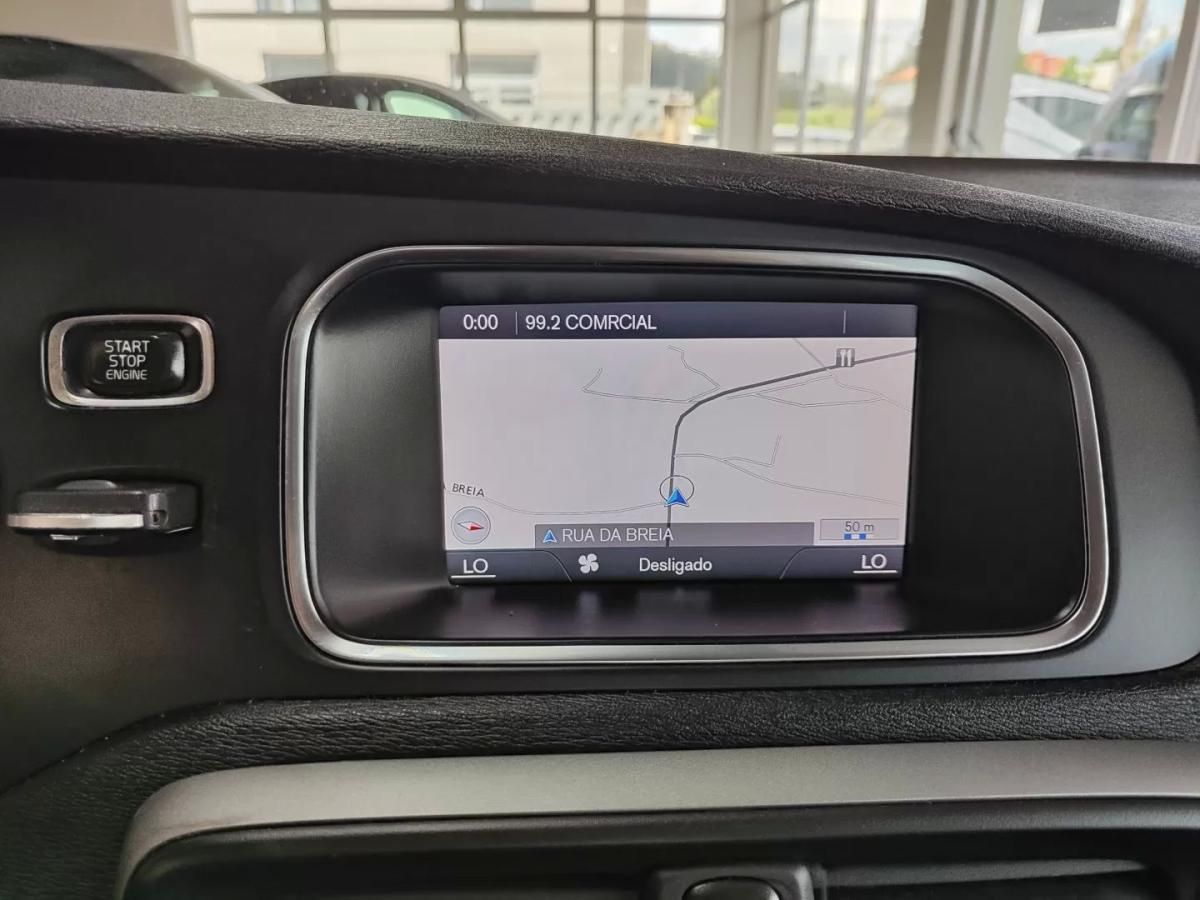 volvo-v40-cross-country-2014-diesel-1560cc