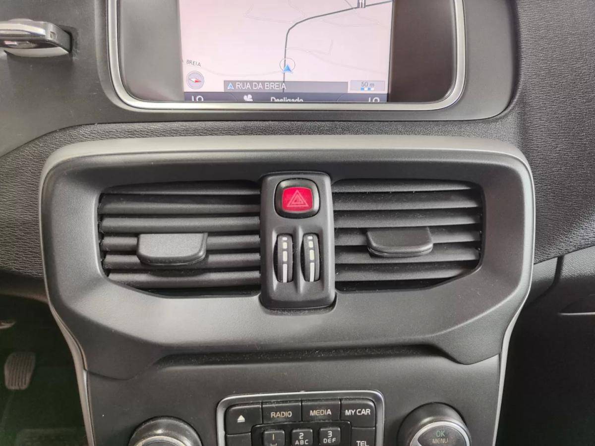 volvo-v40-cross-country-2014-diesel-1560cc