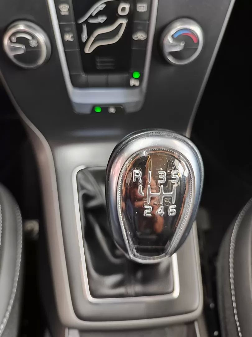 volvo-v40-cross-country-2014-diesel-1560cc
