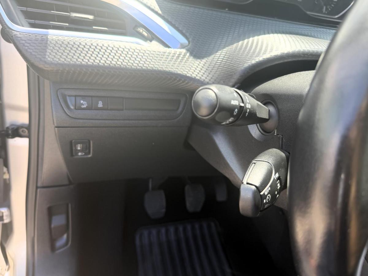 peugeot-208-2015-gasolina-1199cc