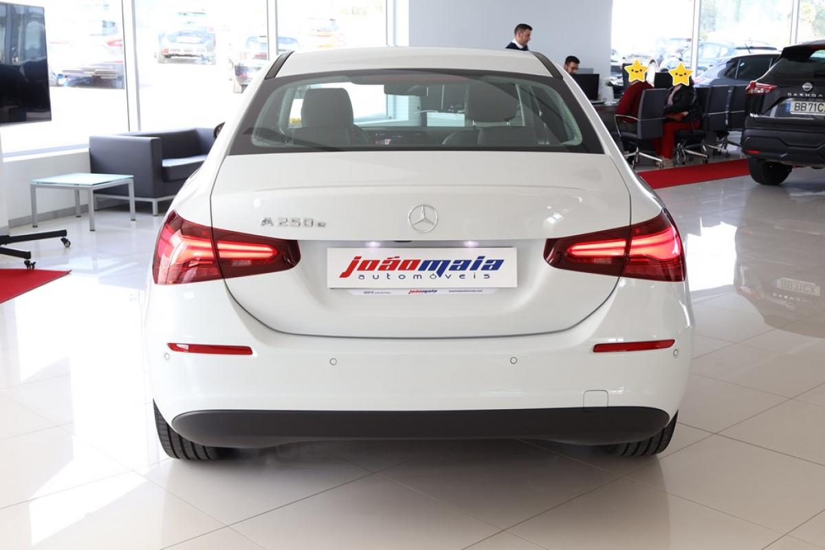 mercedes-benz-classe-a-2024-hibrido-a-gasolina-1332cc