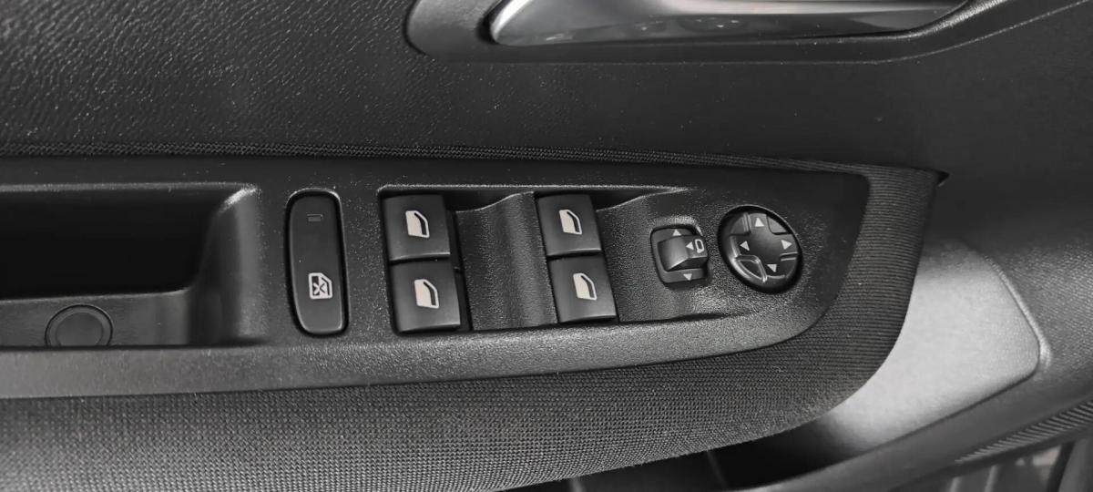 peugeot-208-2023-diesel-1499cc