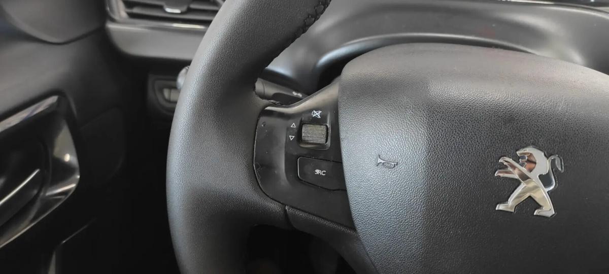 peugeot-208-2017-gasolina-1199cc